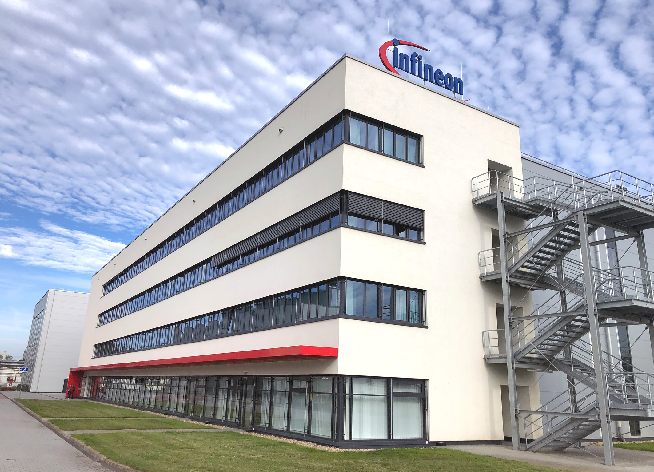Infineon Cegléd weihte Halbleiter-Werk ein / Infineon inaugurated semiconductor plant in Cegléd