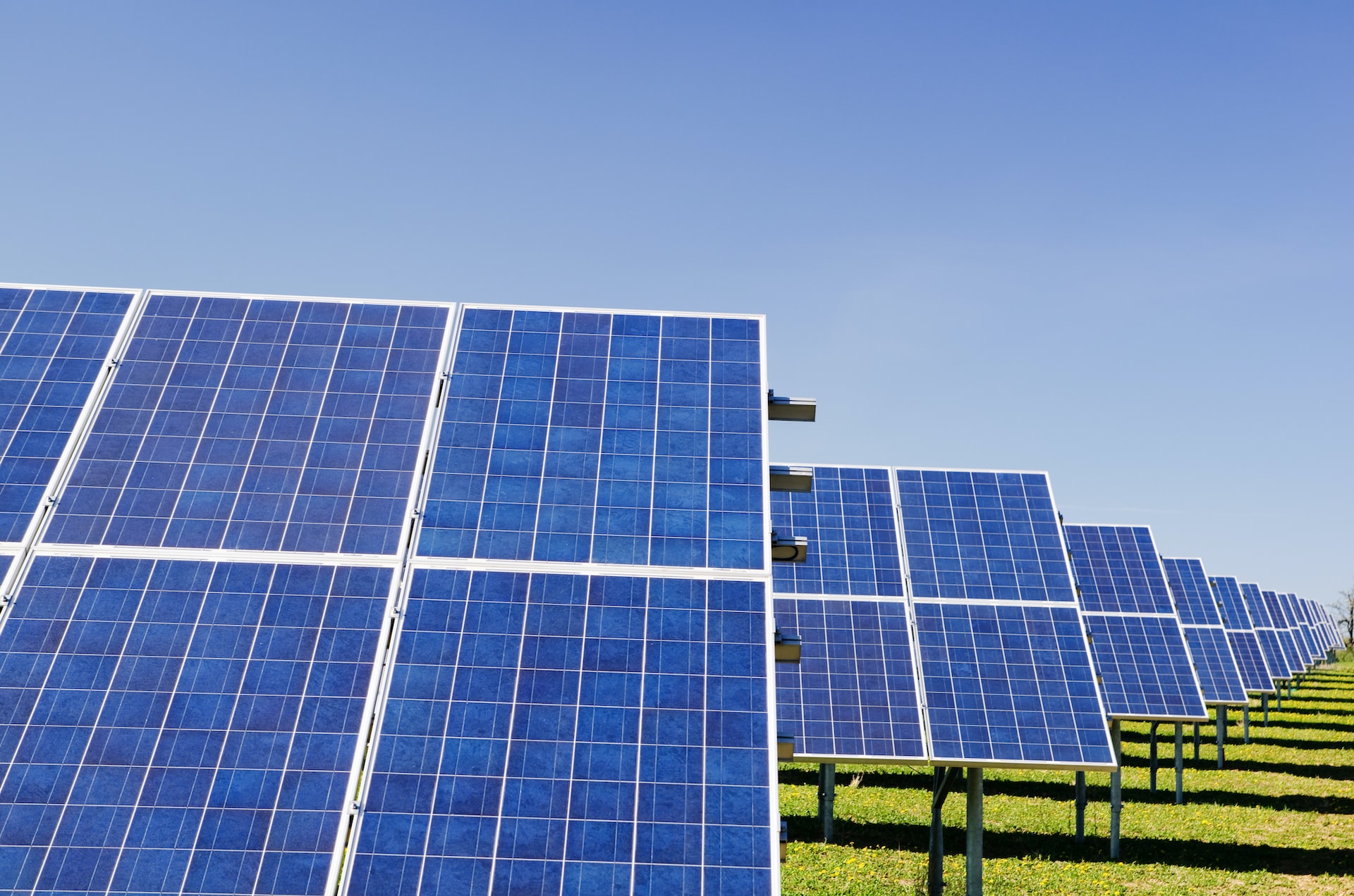 Műszertechnika-Holding - Astrasun Solar - Errichtung von Solarparks im Fokus / Műszertechnika Holding - Astrasun Solar - Construction of solar parks in focus