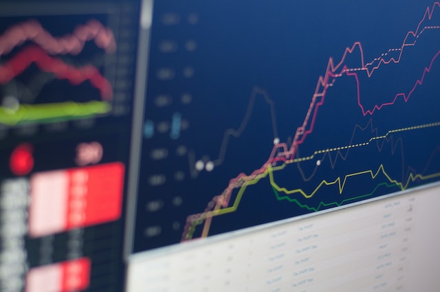 Wertpapierbörse mit erhöhtem Umsatz und geschrumpftem Index / Stock exchange with increased turnover and index down