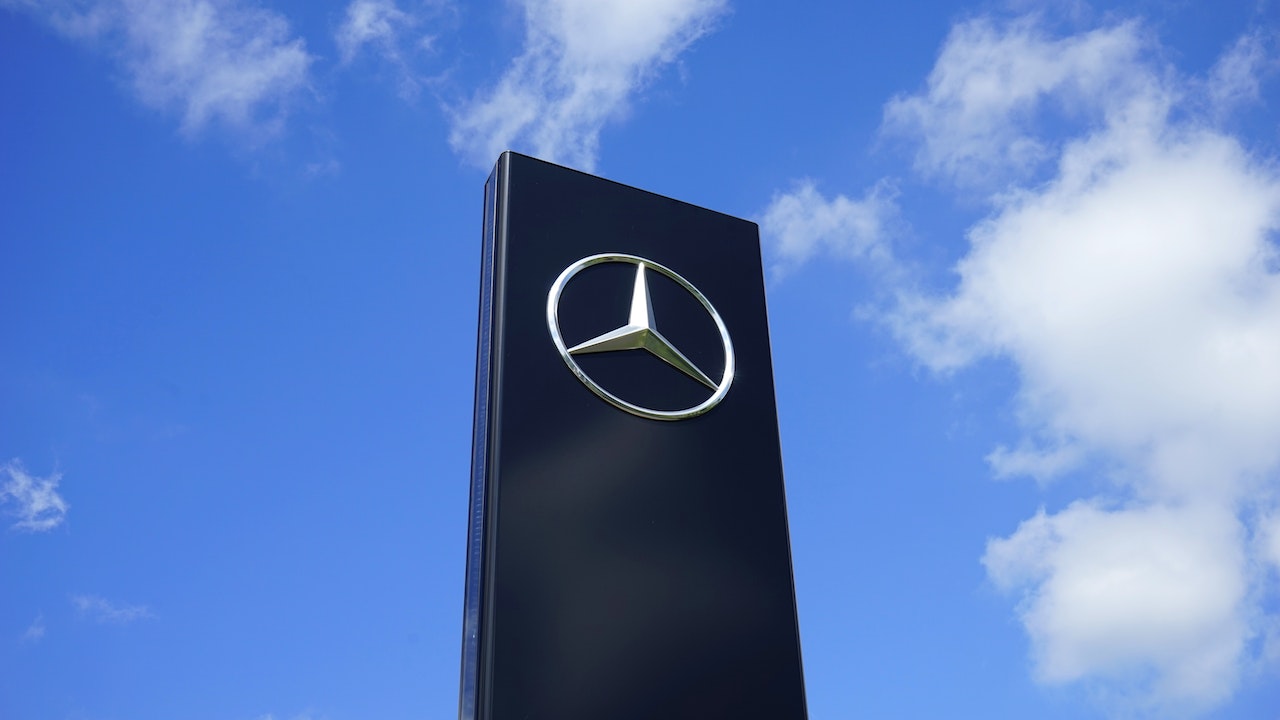 Mercedes-Benz - Batterieendmontage ebenfalls in Kecskemét / Mercedes-Benz - Battery integrating plant in Kecskemét