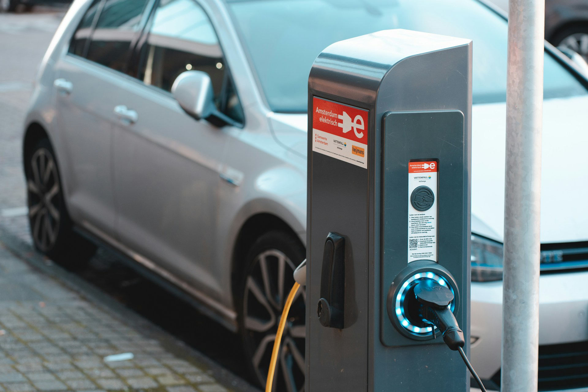 GANZ KK Kft. - Ladesystem für E-Autos / GANZ KK Kft. – Charging system for e-cars