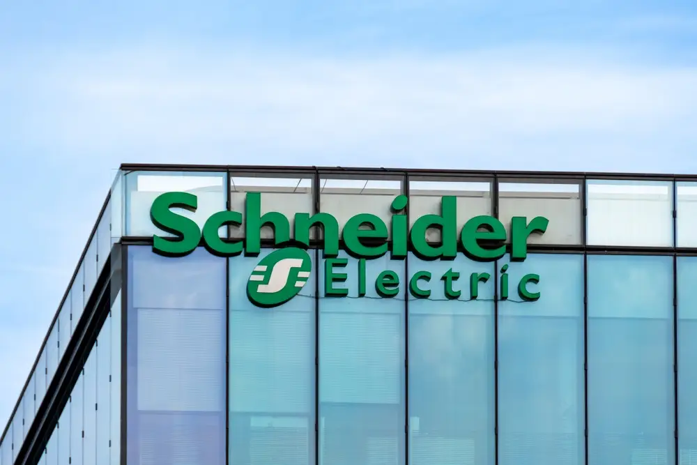 Schneider Electric - Voluminöse Werkserweiterung in Dunavecse / Schneider Electric – Major factory expansion in Dunavecse