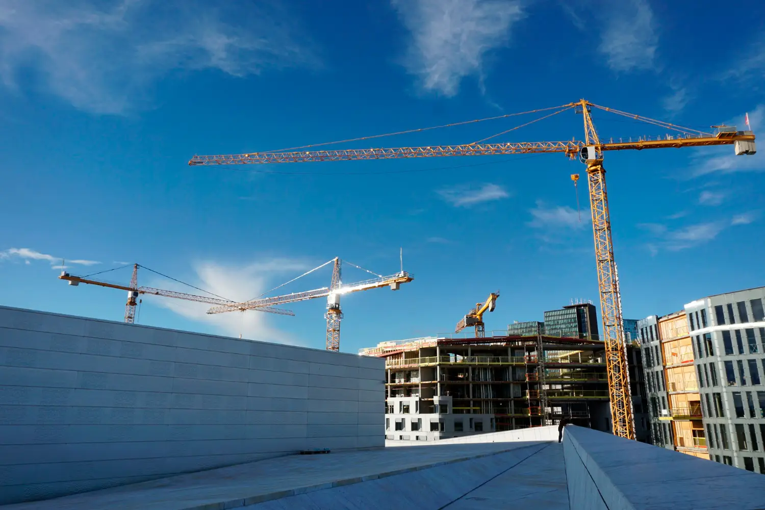 Investitionen weiter rückläufig / Investments continue to decline