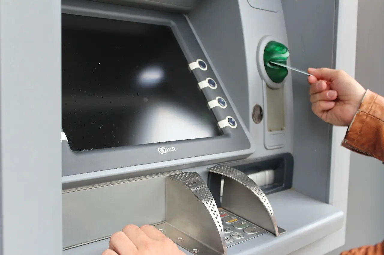 MBH Bank - Geldautomaten an MOL-Tankstellen / MBH Bank – ATMs at MOL fuel stations