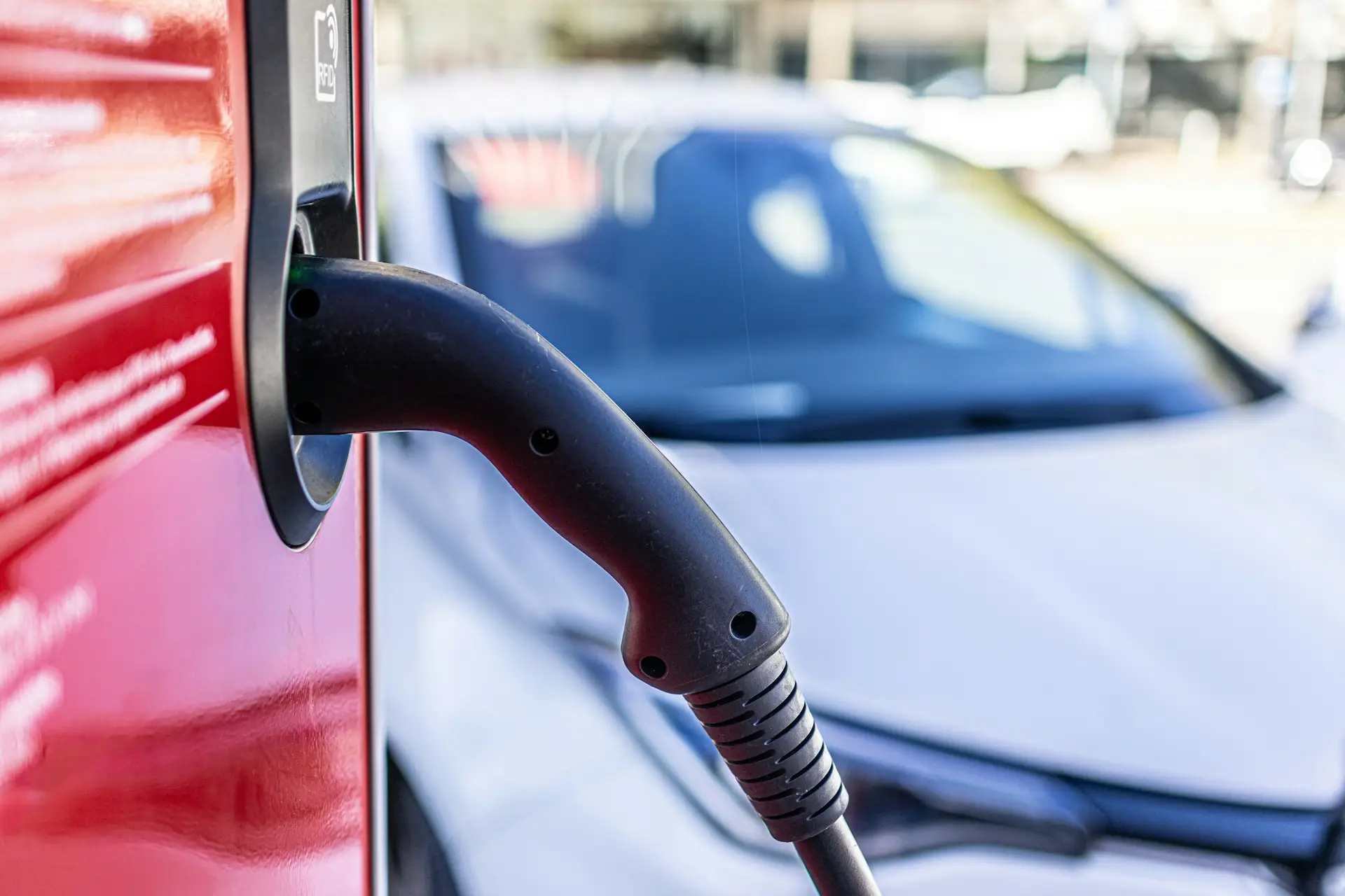 Mol-DKV Mobility - Entwicklung der E-Mobilität / Mol-DKV Mobility – Development of e-mobility