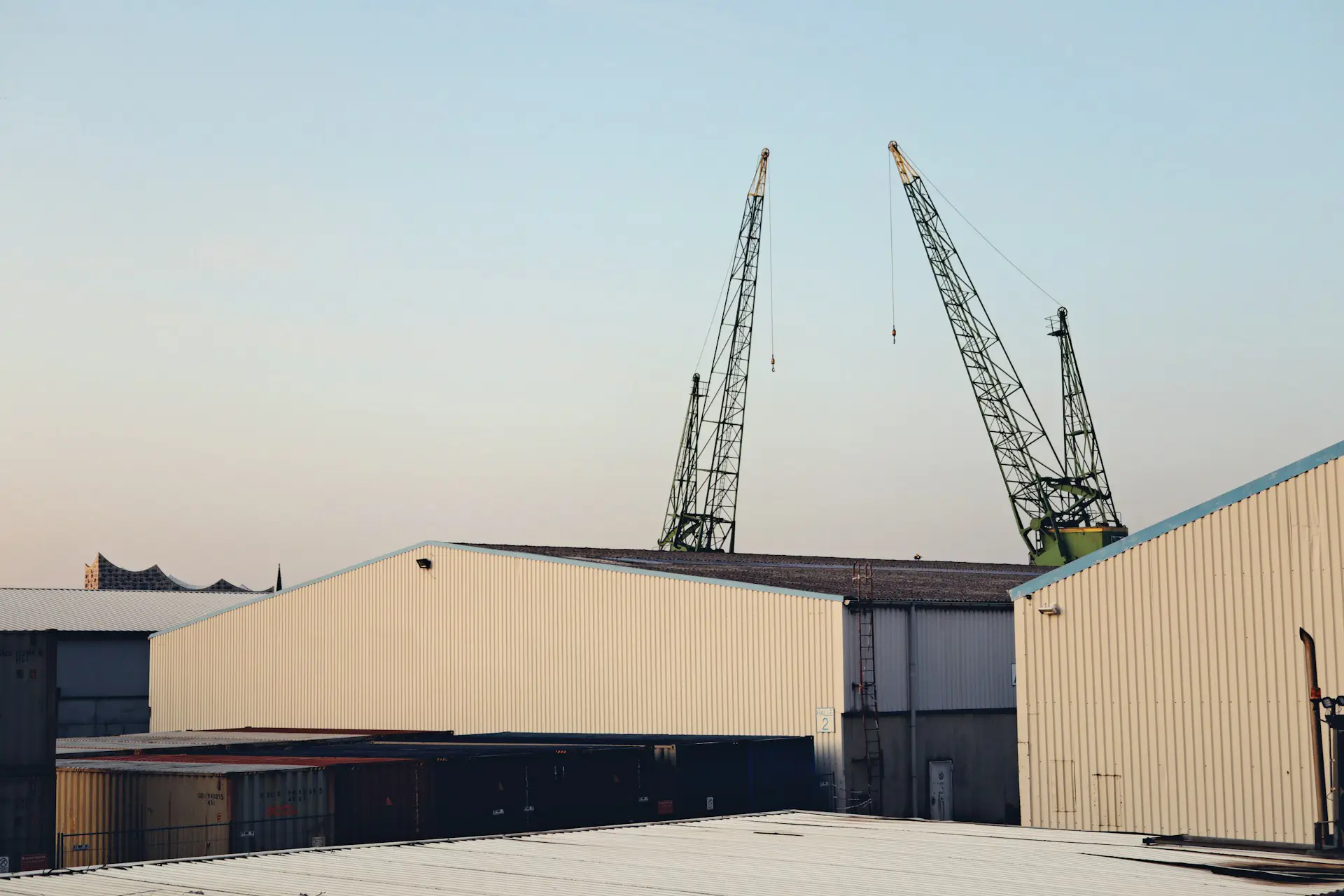 STOBAG - Neue Industriehallen in Sülysáp / STOBAG - New industrial halls in Sülysáp