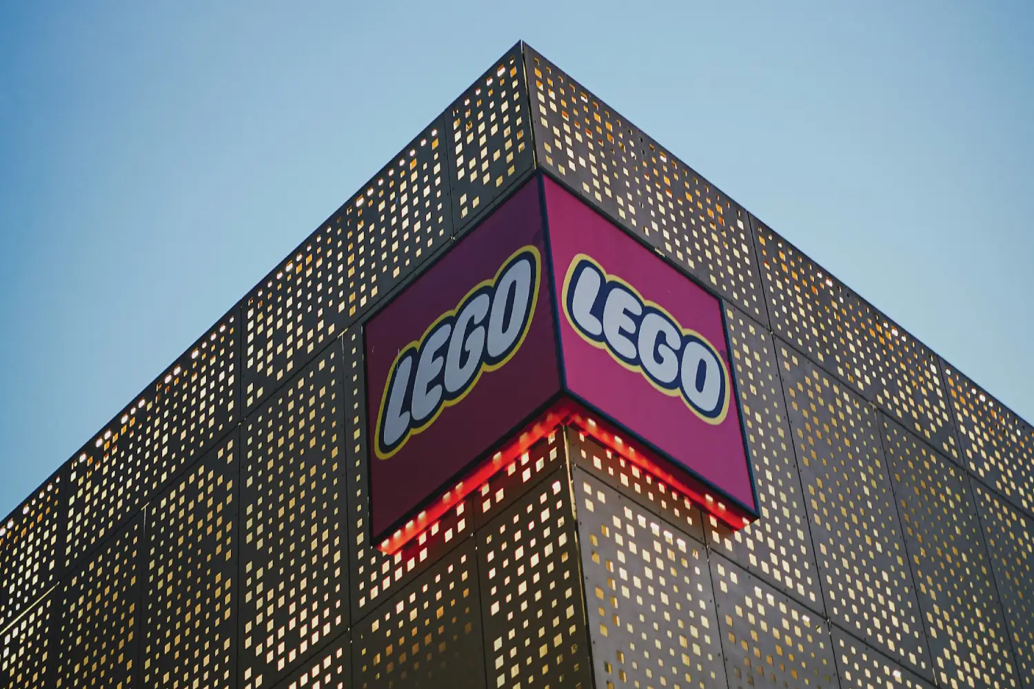 LEGO - Anschlussinvestition in Milliardenhöhe / World’s second largest LEGO factory in Nyíregyháza
